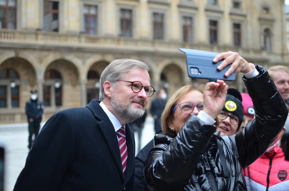Lidé na Národní zpívali hymnu s Fialou, Rakušanovi děkovali. Dorazil i Kalousek.