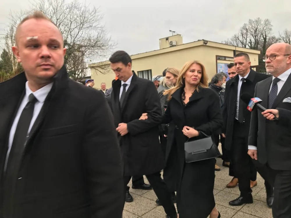 Rozloučení s Miroslavem Žbirkou. Dorazily stovky lidí, mezi nimi i slovenská prezidentka