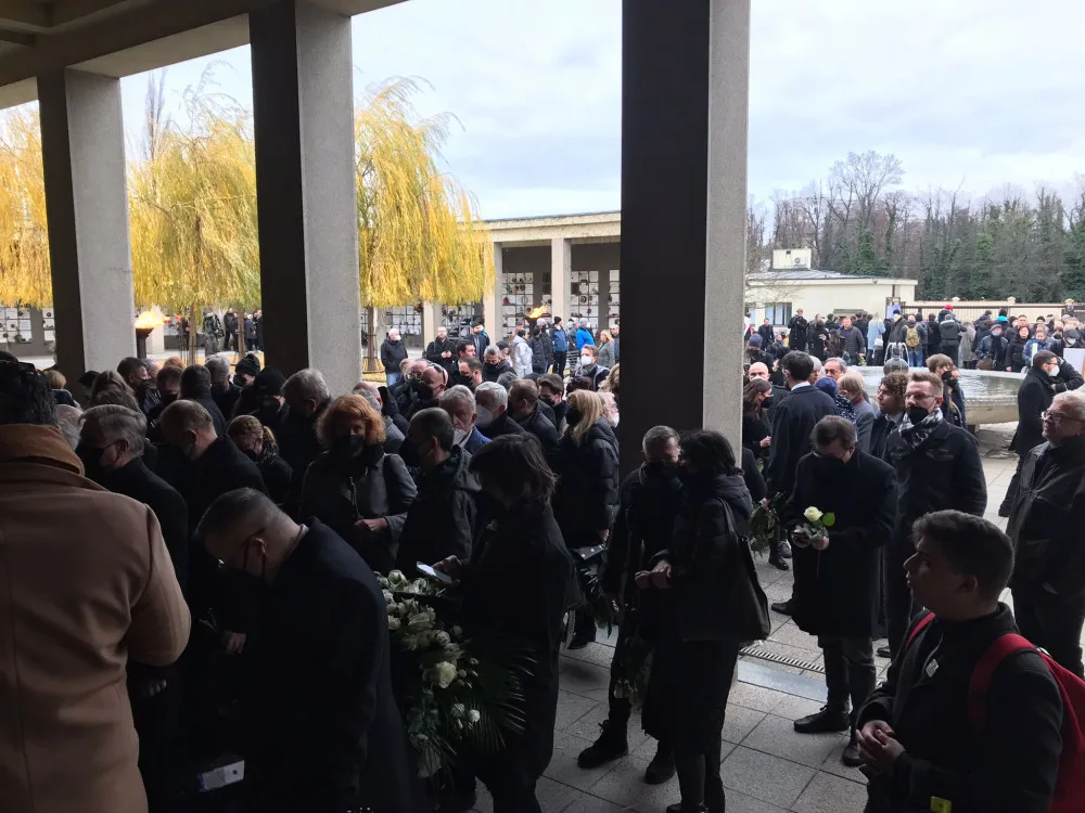 Rozloučení s Miroslavem Žbirkou. Dorazily stovky lidí, mezi nimi i slovenská prezidentka