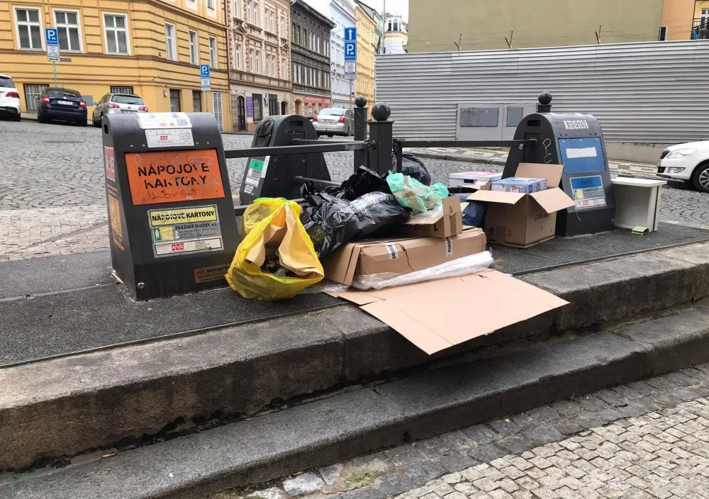 Jak města bojují s přeplněnými kontejnery? Lidé mohou problém hlásit přes aplikace, pro dlouhodobou změnu se musí obrátit na úřad.