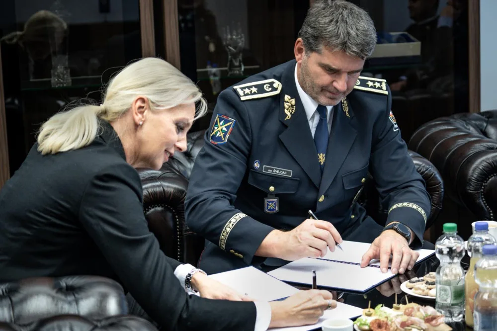 Můžeme ztratit deset tisíc lidí, obává se povinného očkování policejní prezident