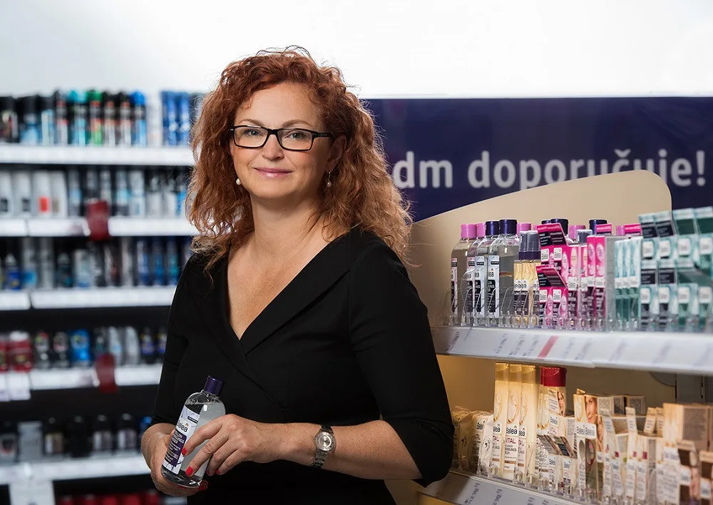 Zákazníci se po uvolnění opatření do prodejen vrací, říká šéfka dm drogerie.