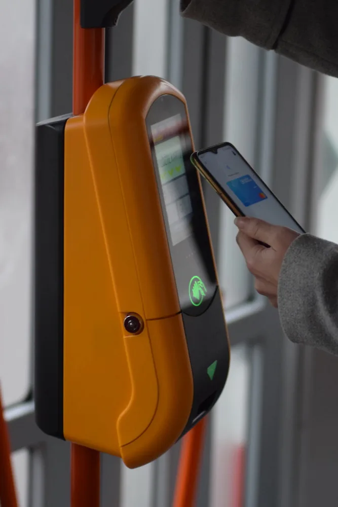 V Brně definitivně odzvonilo papírovým šalinkartám. Lidé si je mění za elektronické