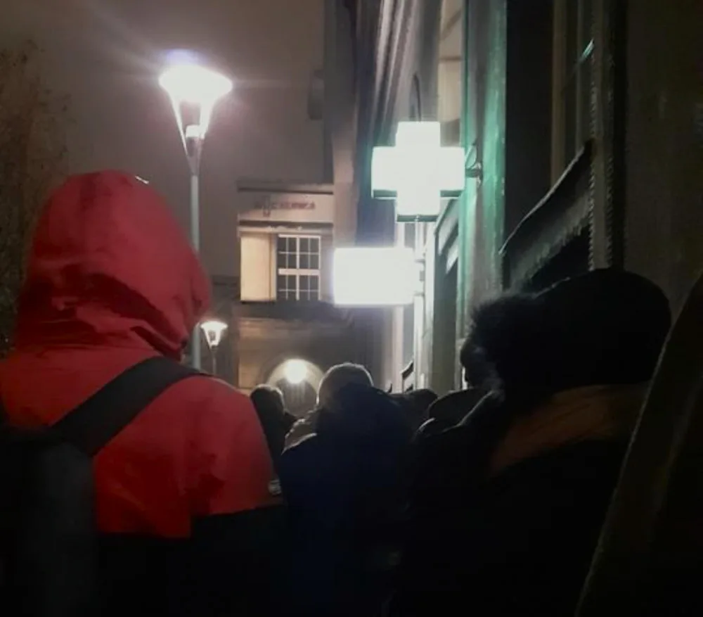 Desítky lidí čekajících v mrazu na ošetření na zubní pohotovosti.