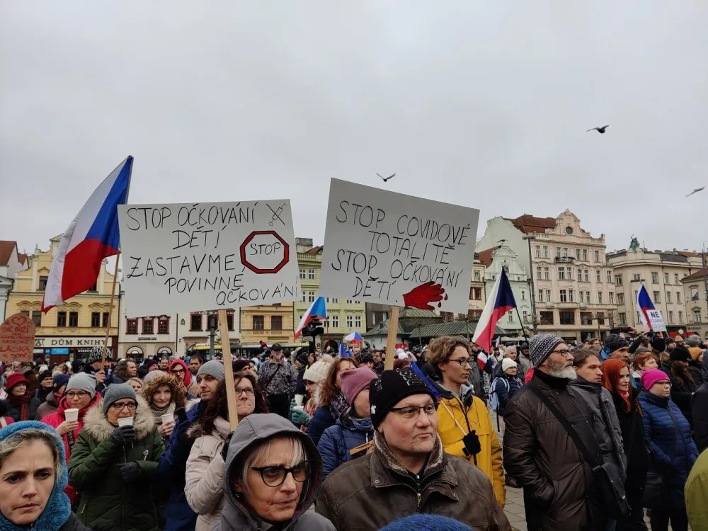 Odpůrci povinného očkování zaplnili plzeňské náměstí, promluvili policisté, lékaři i Tomáš Ortel.