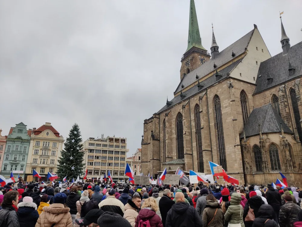 Odpůrci povinného očkování zaplnili plzeňské náměstí, promluvili policisté, lékaři i Tomáš Ortel