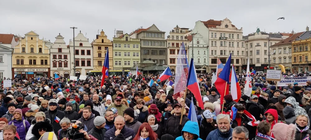 Odpůrci povinného očkování zaplnili plzeňské náměstí, promluvili policisté, lékaři i Tomáš Ortel