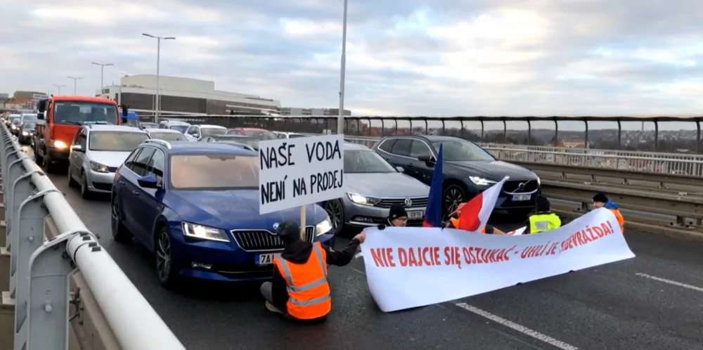 Demonstranti se svázali řetězy a zablokovali dopravu na Nuseláku.