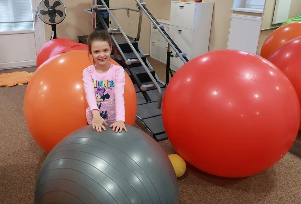 Kvůli vzácnému syndromu nemůže šestiletá Lilly na narozeninové oslavy, k bazénu nebo do obchodních center