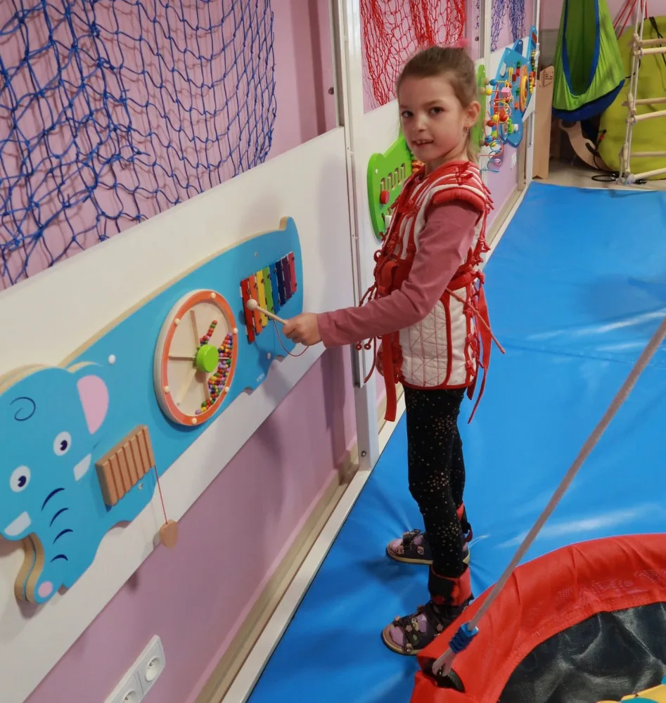 Kvůli vzácnému syndromu nemůže šestiletá Lilly na narozeninové oslavy, k bazénu nebo do obchodních center
