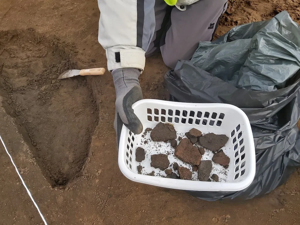 Jihomoravští archeologové jásají. Na trase dálnice D55 našli žárové hroby i nálezy z doby kamenné.
