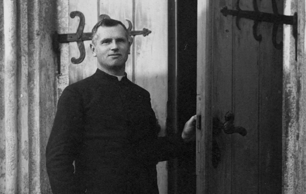 Kněz Josef Toufar u dveří číhošťského kostela, zdroj: Archiv Miloše Doležala.