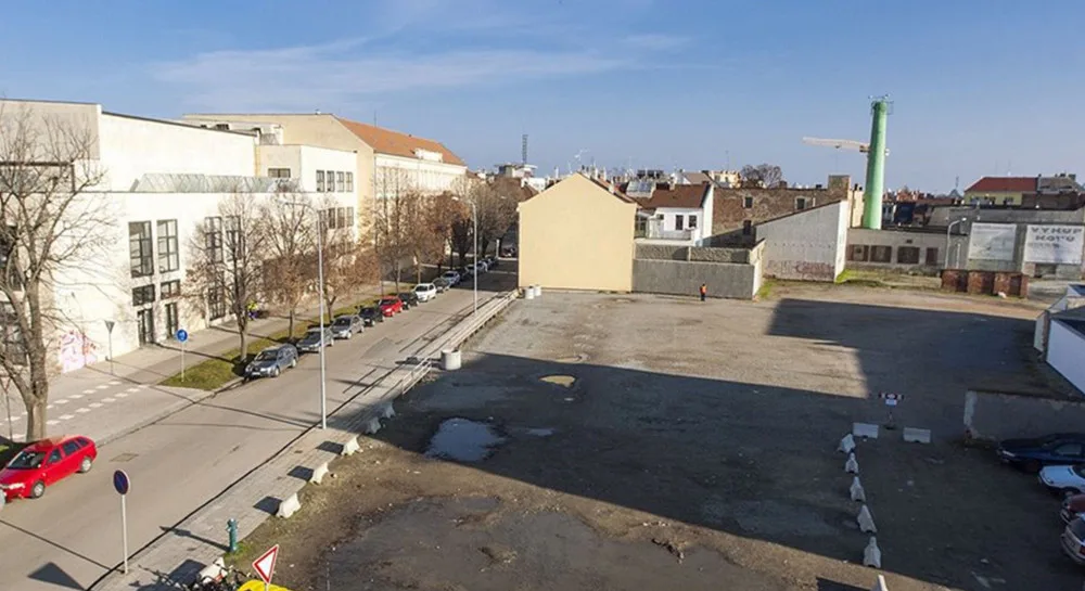 Prostějov chce prodat pozemky po bývalé sodovkárně v centru. Podezřelá transakce před volbami, zuří opozice.