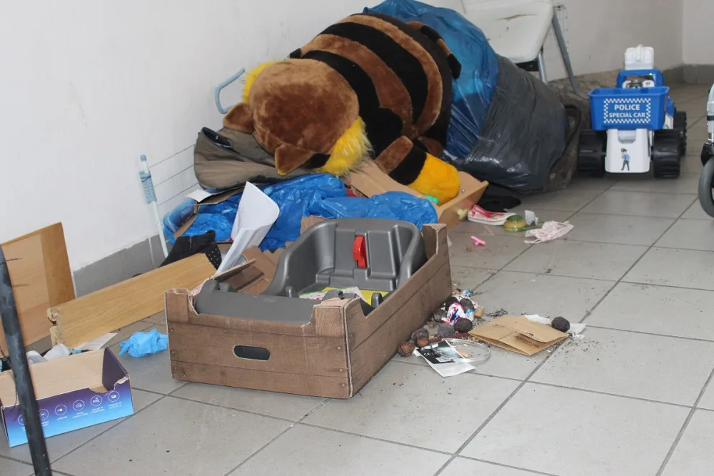 Drogy, hluk a nepořádek. V brněnském domě dělají zle obyvatelé sociálních bytů.
