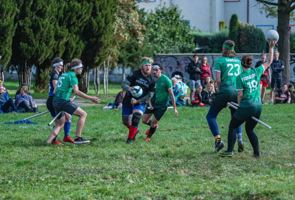 Chrániče na zuby a zlatonka v trenýrkách. Přečtěte si, jak se v Praze hraje famfrpál