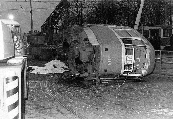 Při nejhorší tramvajové nehodě v Praze zemřelo sedm lidí včetně šestiletého dítěte.