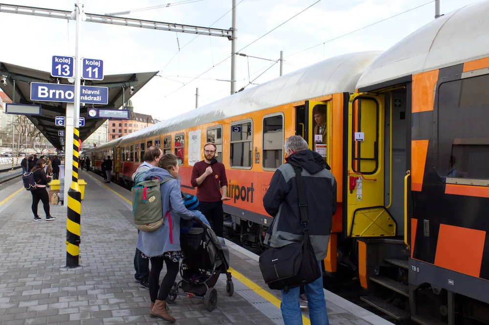 Brno vyslalo historicky první vlak, který dojede až na vídeňské letiště.