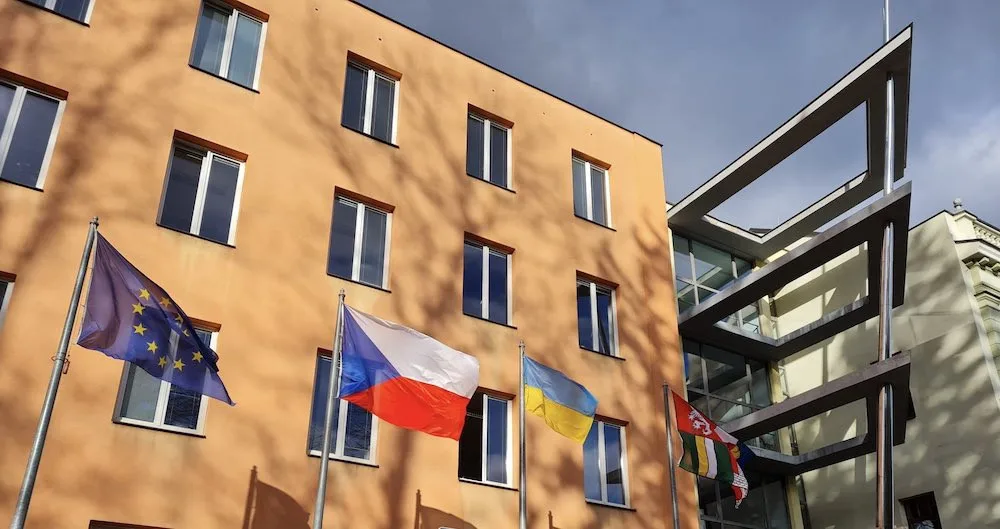 Jihočeský kraj vyvěsil na krajském úřadě ukrajinskou vlajku.