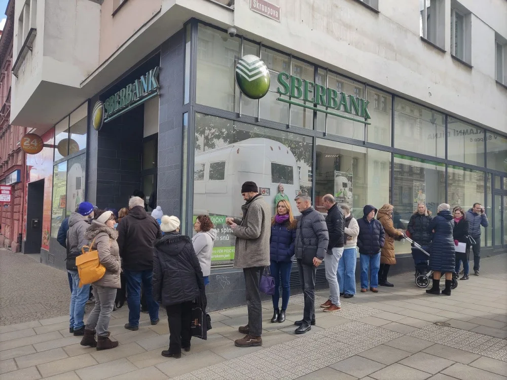 Před plzeňskou pobočkou ruské Sberbank se dnes tvořily fronty, lidé se domáhali svých úspor.