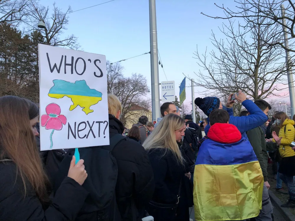 Před ruským konzulátem v Brně protestovali lidé proti invazi na Ukrajinu