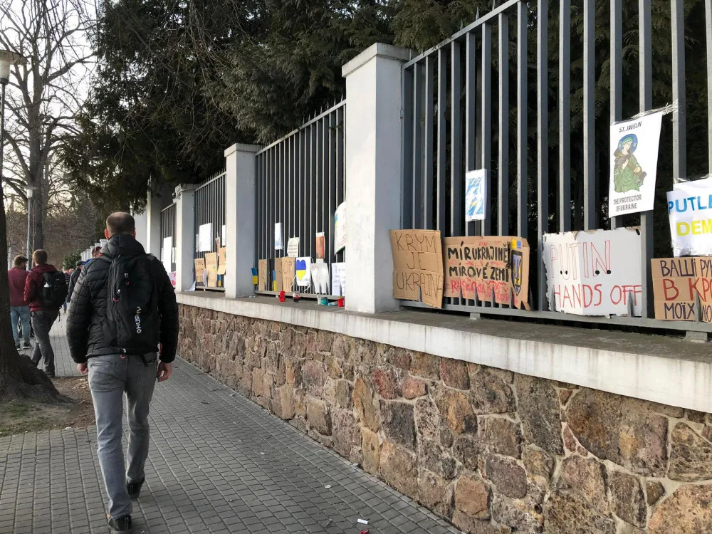 Před ruským konzulátem v Brně protestovali lidé proti invazi na Ukrajinu