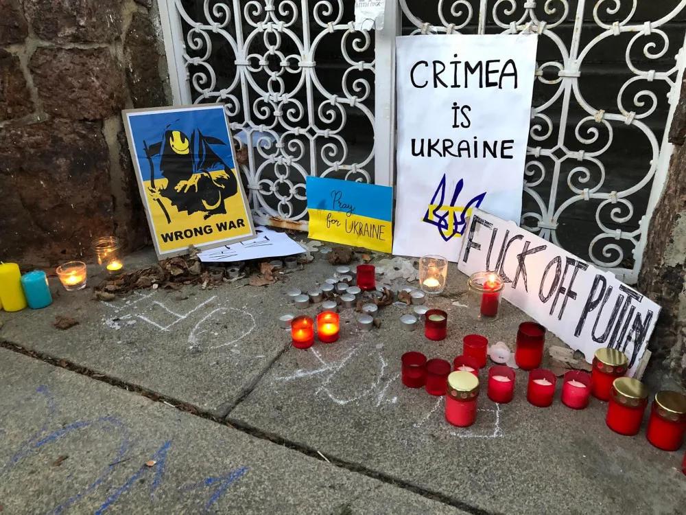 Před ruským konzulátem v Brně protestovali lidé proti invazi na Ukrajinu