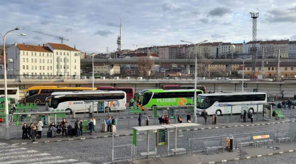 Autobusy mezi Prahou a Ukrajinou jsou plné. Kolony na hranicích jsou na desítky hodin.