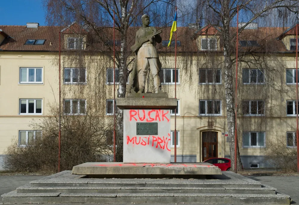 Odpůrci Ruska na Brněnsku posprejovali sochu rudoarmějce.