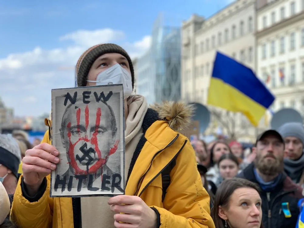Slzy zoufalství i prosba o uzavření vzdušného prostoru. Tisíce lidí na Václaváku podporují Ukrajinu.