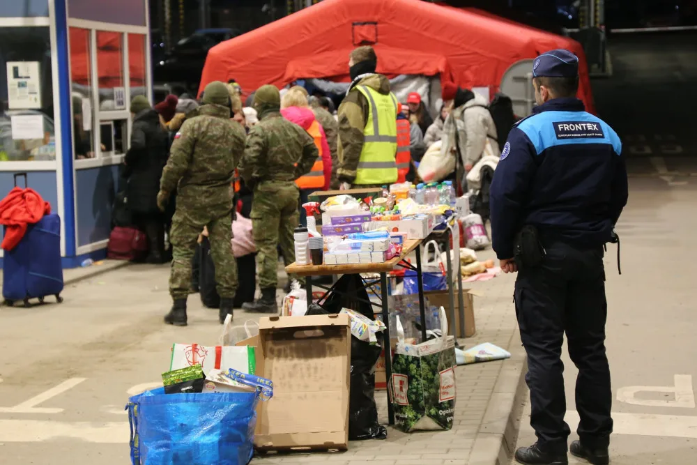 Ukrajinské ženy a děti čekají na hranicích s EU v mrazech desítky hodin.