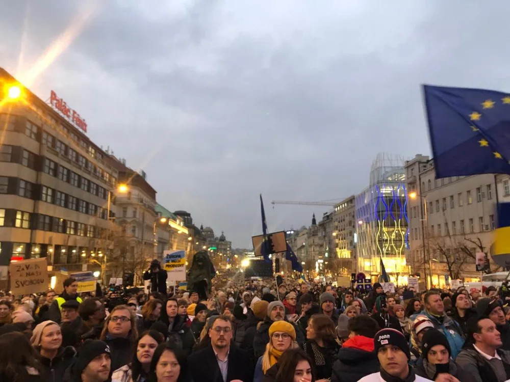 VIDEO: Ukrajinský prezident Volodymyr Zelenskyj hovořil k tisícům lidí na Václavském náměstí