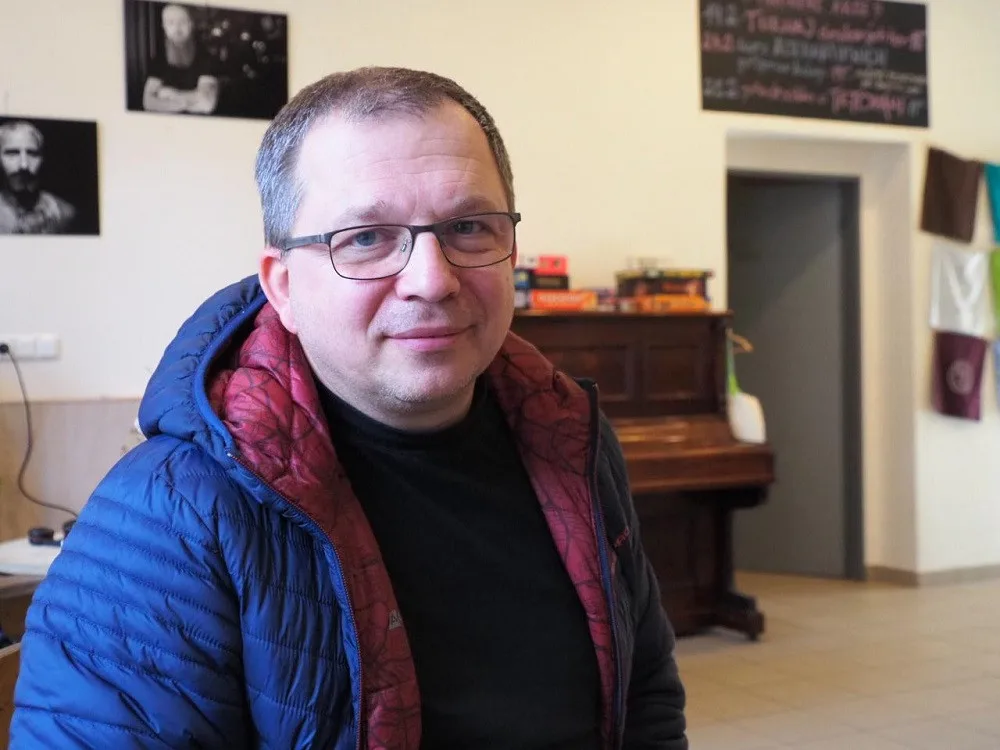 Jeho bratr se před válkou ukrývá ve sklepě. Ukrajinec odvezl na hranice materiální pomoc.