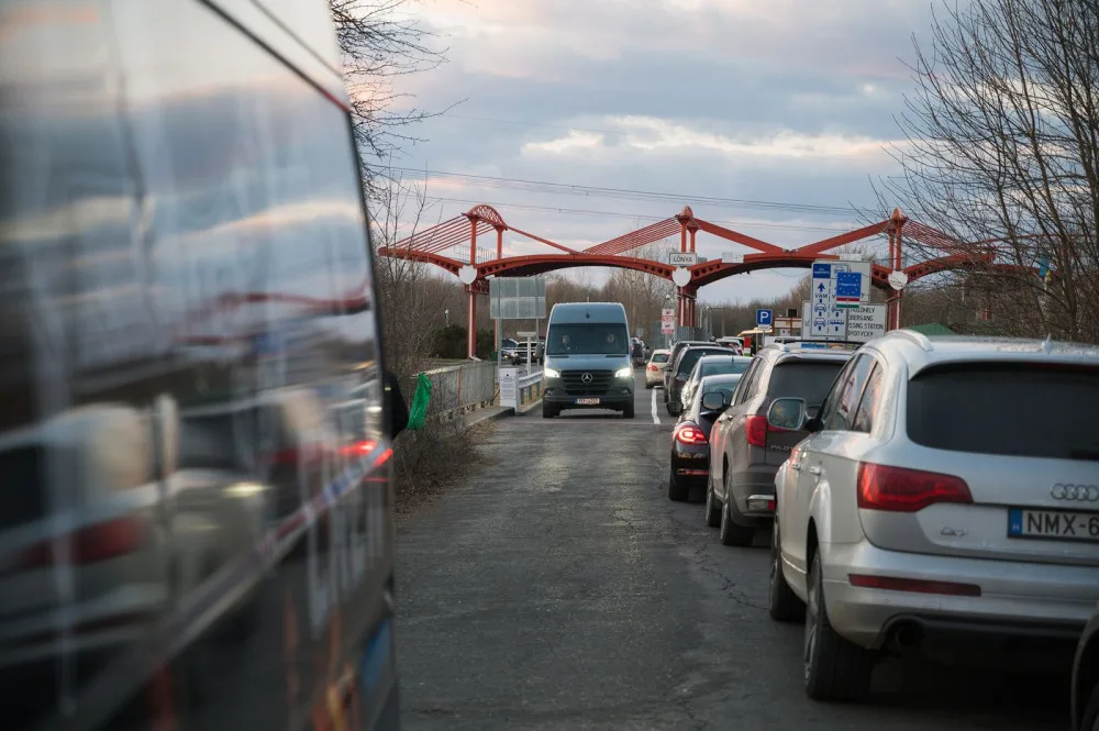 Chovatelé psů vypravili na Ukrajinu konvoj s krmením. Humanitární pomoc komplikovali ukrajinští celníci.