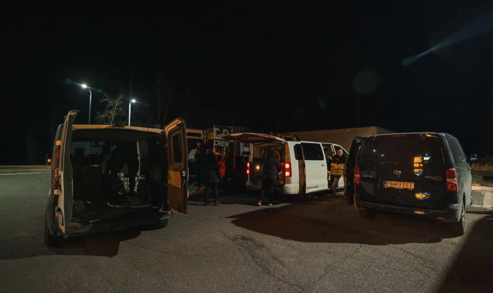 Chovatelé psů vypravili na Ukrajinu konvoj s krmením. Humanitární pomoc komplikovali ukrajinští celníci
