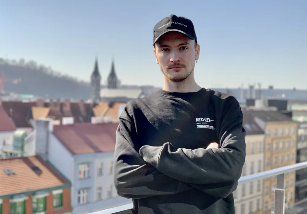 Existují i normální Rusové, člověk musí být dobrým příkladem, říká Kirill, který v Praze žije deset let.