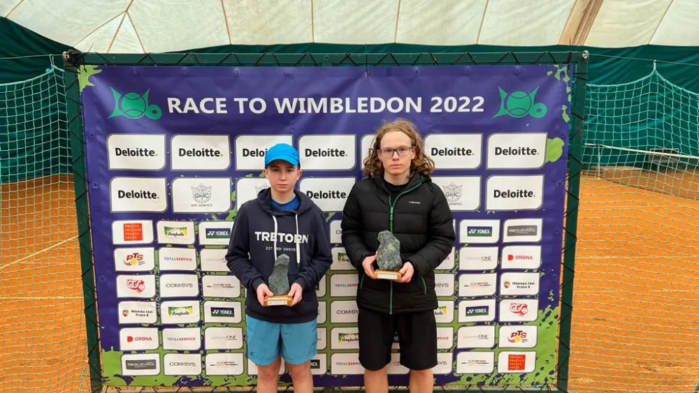 První kategorie tenisového klání Race to Wimbledon 22 mají své první vítěze.