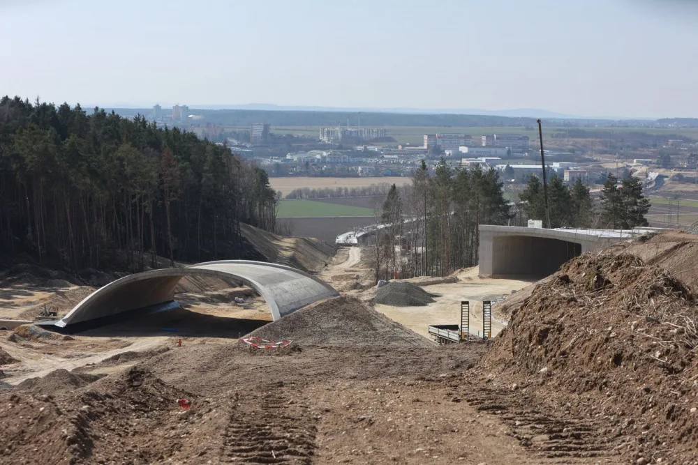 Náročné budování Západního okruhu Plzně za 2,2 miliardy běží podle plánu, stavba nenabírá žádné zpoždění