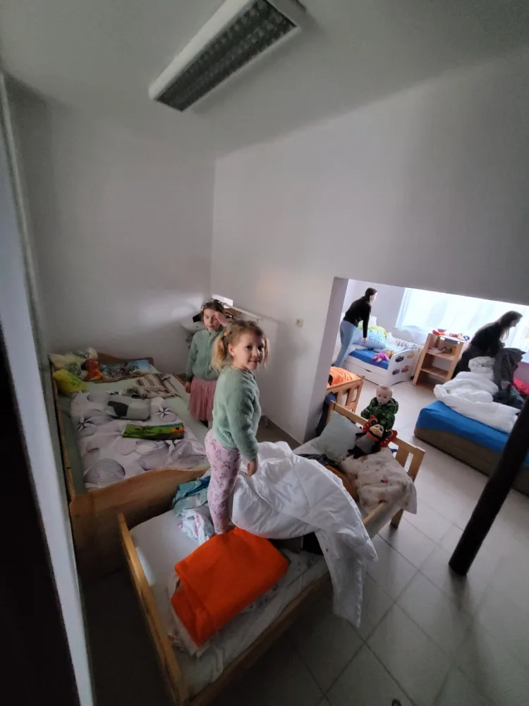 Dobrovolníci mění prázdné domy v zázemí pro ukrajinské maminky s dětmi, chybí jim však vybavení