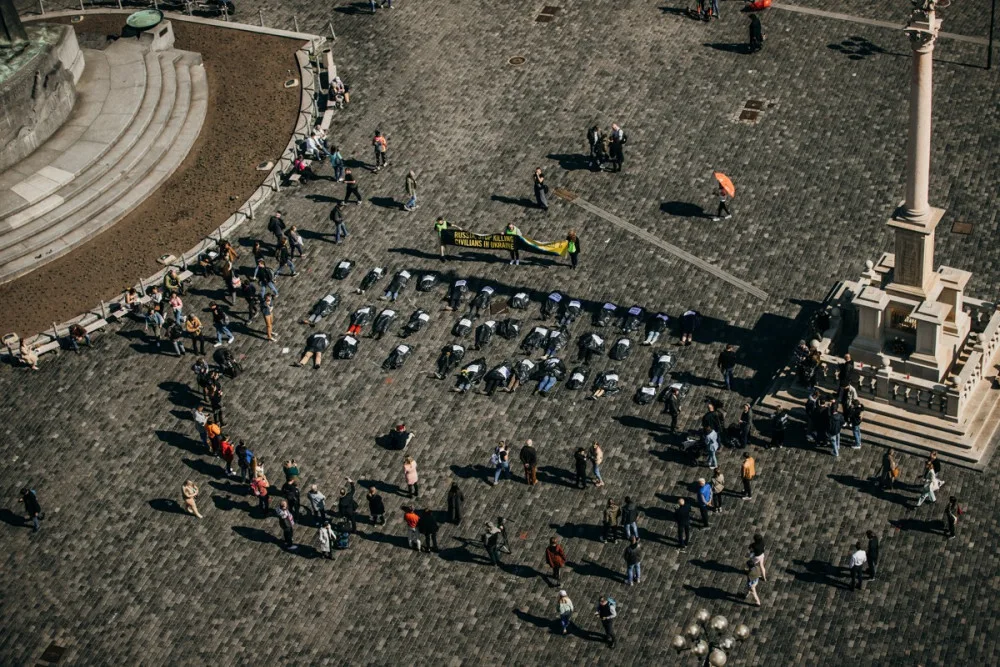 Staroměstské náměstí zaplnily desítky mrtvol. Symbolizují zabité civilisty na Ukrajině