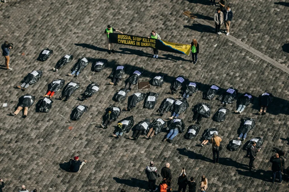Staroměstské náměstí zaplnily desítky mrtvol. Symbolizují zabité civilisty na Ukrajině