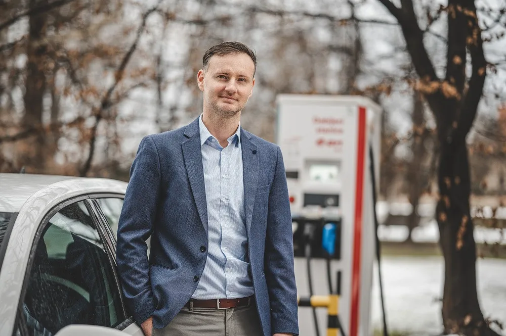 Nové stanice nabízí rychlé dobíjení i kvalitní trávení volného času. Těch menších letos E.ON postaví desítky, říká Martin Klíma,