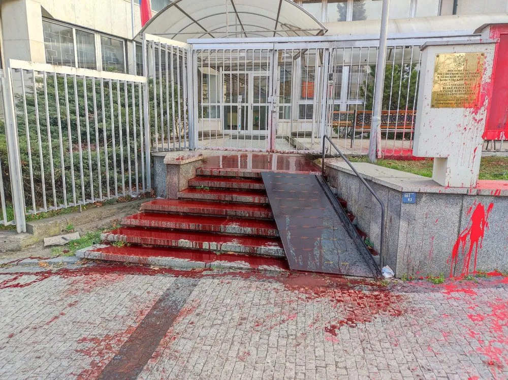 Zahájili jsme Krvavý měsíc, hlásí aktivisté, kteří polili ruské velvyslanectví umělou krví.