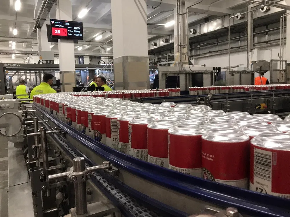 Budvar spustil provoz linky na stáčení piva do plechovek. Za hodinu jich naplní 40 tisíc.