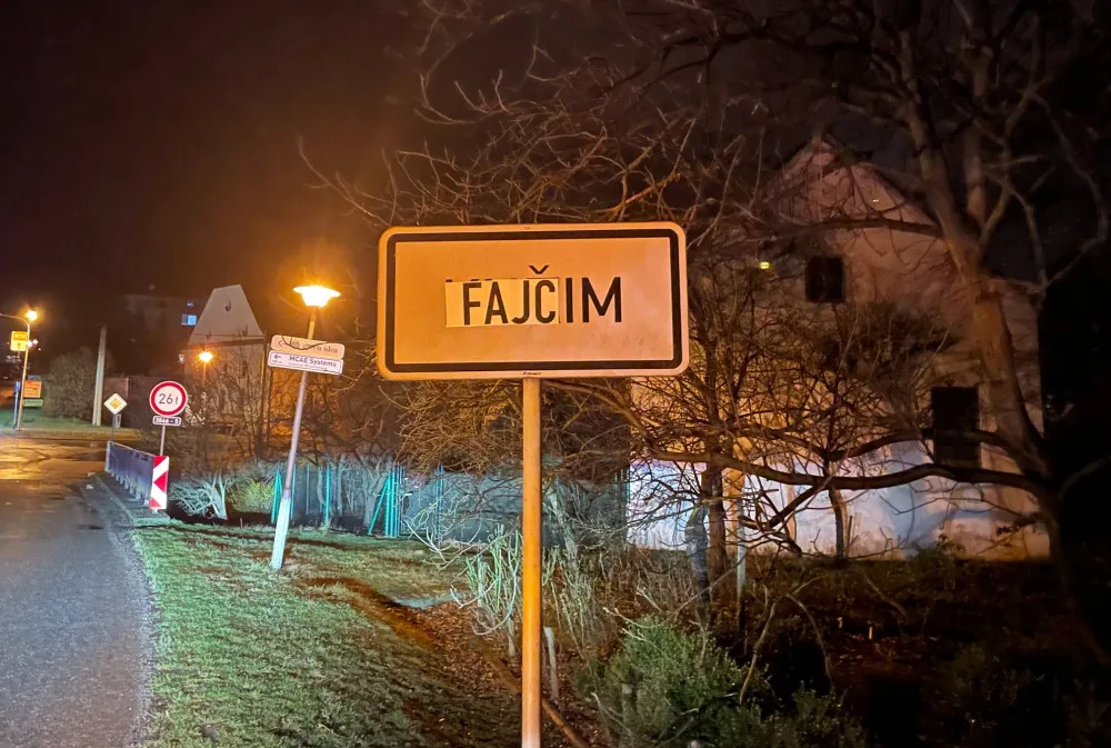 Vítejte ve Fajčimi. Recesisté přelepili dopravní značky v Kuřimi