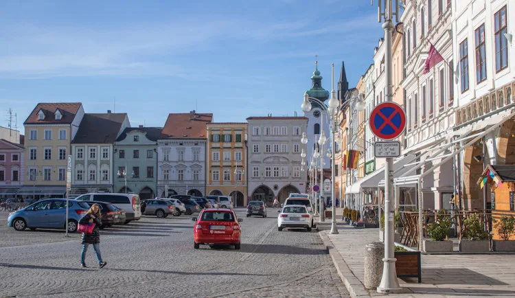 Tisíce aut chtějí politici vyhnat z centra Budějc v létě. Na náměstí bude relaxační zóna