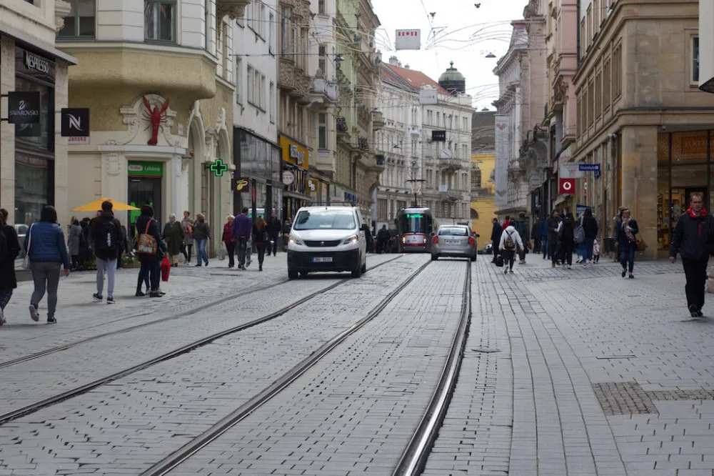 Nápor aut v brněnské pěší zóně nezvládla dlažba. Provoz je strašlivý, naříkají i pěší.