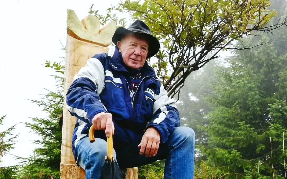 Milovníky Šumavy šokovalo vandalství. Z vrcholku Svarohu někdo ukradl trůn Emila Kintzla, krále Zmizelé Šumavy.