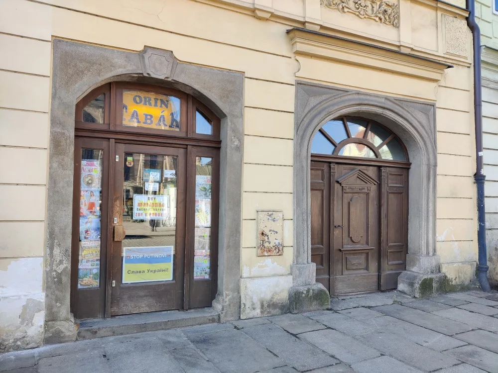 Je nám to líto, ale legenda skončila, říká majitel trafiky na náměstí. Noviny se tam prodávaly více než 100 let.