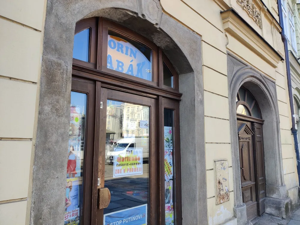 Je nám to líto, ale legenda skončila, říká majitel trafiky na náměstí. Noviny se tam prodávaly více než 100 let