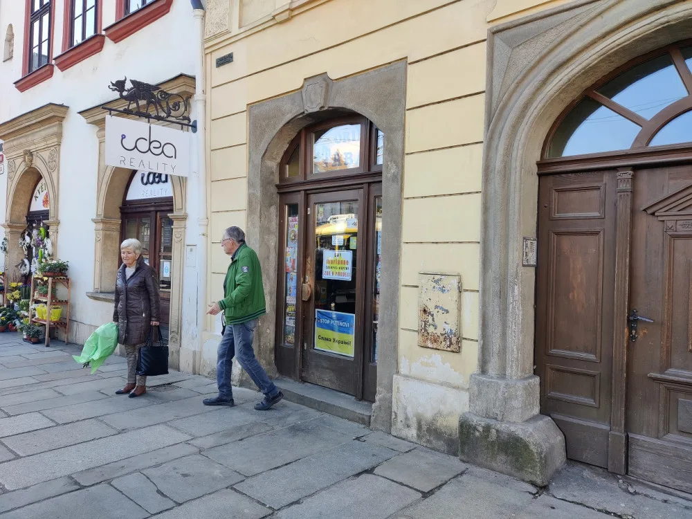 Je nám to líto, ale legenda skončila, říká majitel trafiky na náměstí. Noviny se tam prodávaly více než 100 let